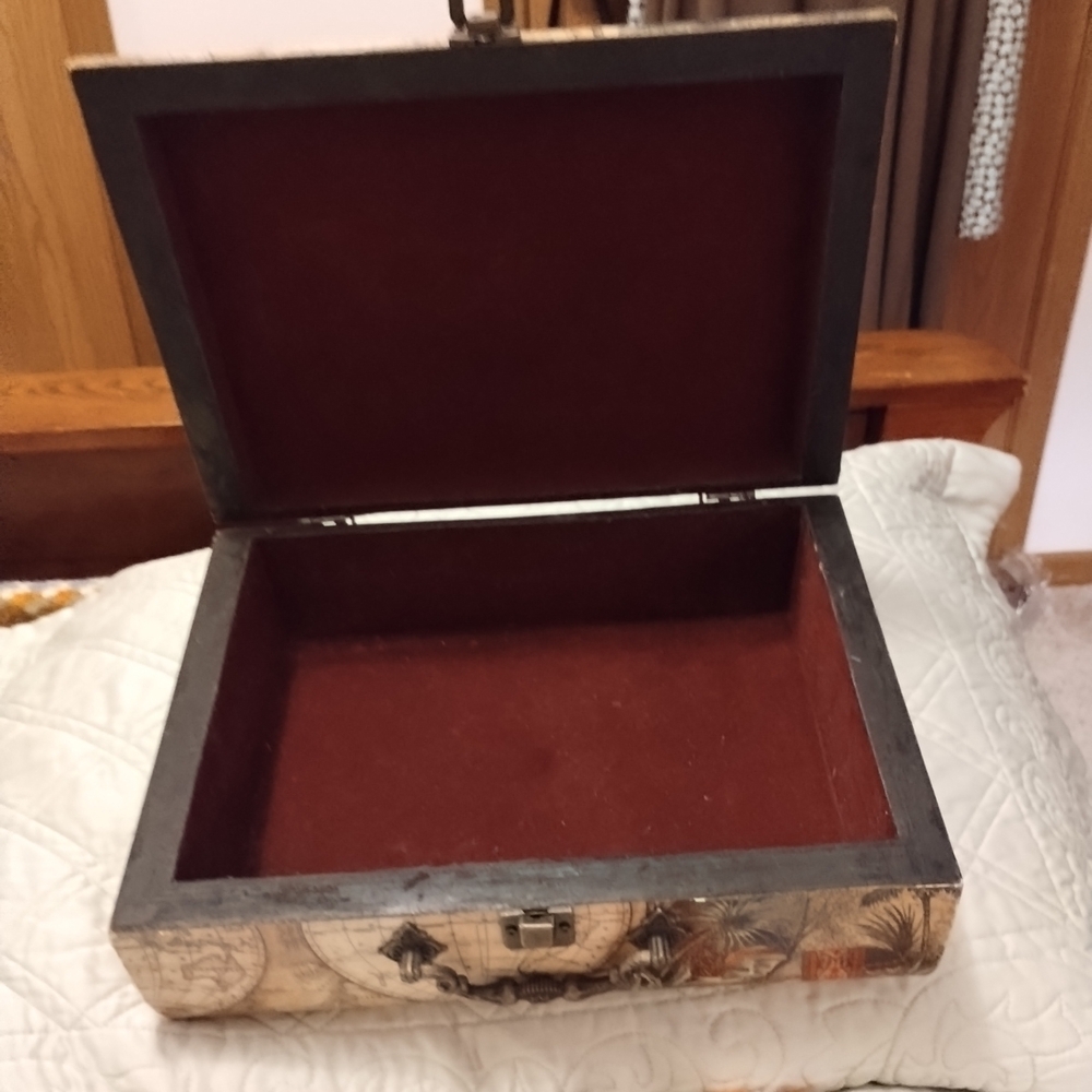 World Map Design Storage Box - Picture 5 of 6